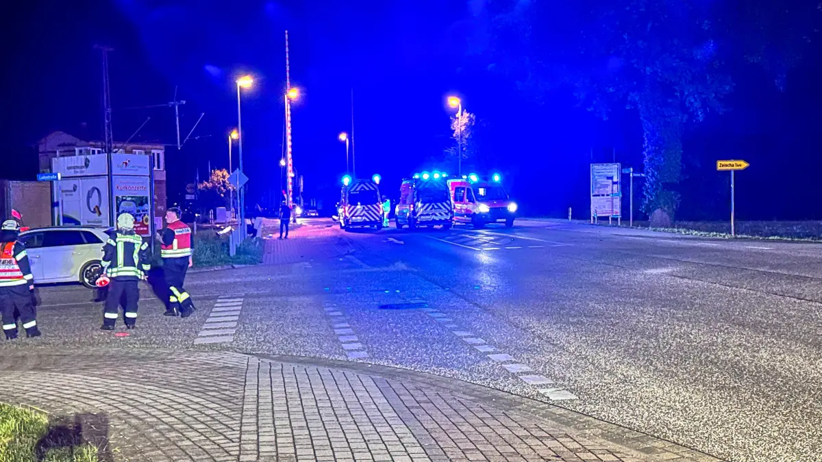 Zu einem schweren Verkehrsunfall ist es in Bad Liebenwerda vor dem Bahnübergang an der Kreuzung der Dresdner Straße mit der Ladestraße und dem Zeischaer Weg gekommen.