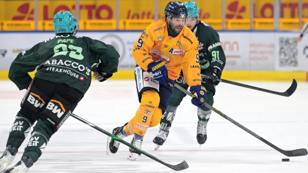 Bietigheim Steelers vs. Lausitzer Fuechse, Eishockey, DEL 2, Saison 2026/2027, 20.09.2026 : Adam Brady Lausitzer Fuechse, 09 am Puck im Zweikampf mit Mike Fischer Bietigheim Steelers, 91 und Matthias Pape Bietigheim Steelers, 23 Bietigheim Steelers vs. Lausitzer Fuechse, Eishockey, DEL 2, Saison 2026/2027, 20.09.2026 Bietigheim Steelers vs. Lausitzer Fuechse, Eishockey, DEL 2, Saison 2026/2027, 20.09.2026 Bietigheim *** Adam Brady of the Lausitzer Fuechse, No. 09, battles for the puck against Mike Fischer of the Bietigheim Steelers, No. 91, and Matthias Pape of the Bietigheim Steelers, No. 23. Bietigheim Steelers vs. Lausitzer Fuechse, ice hockey, DEL 2, 20262027 season, September 20, 2026 Bietigheim Steelers vs. Lausitzer Fuechse, ice hockey, DEL 2, 20262027 season, September 20, 2026 Bietigheim Copyright: xEibner-Pressefotox EP_TBR