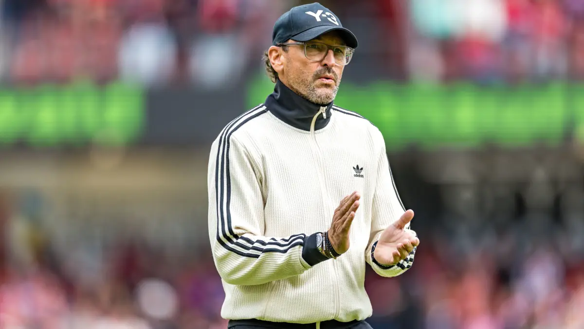 Energie Cottbus - FC St. Pauli: Fußball, Männer: 2. Bundesliga, Energie Cottbus - FC St. Pauli, 6. Spieltag, LEAG Energie Stadion. Trainer Claus-Dieter Wollitz (FC Energie Cottbus) kommt ins Stadion.