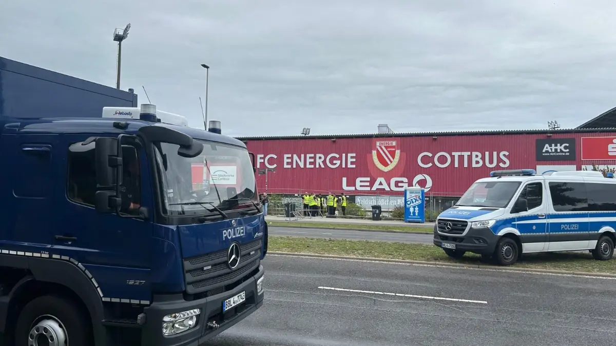 Die Polizei ist am Leag Energie Stadion rund um das Spiel Energie Cottbus gegen FC St. Pauli in der 2. Bundesliga im Einsatz.
