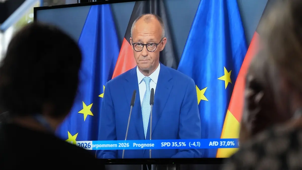 Landtagswahl Mecklenburg-Vorpommern - TV-Studio: 20.09.2026, Mecklenburg-Vorpommern, Schwerin: Im TV-Wahlstudio ist die Rede von Bundeskanzler Friedrich Merz (CDU) nach den Wahlen in Berlin und Mecklenburg-Vorpommern auf einem Monitor zu sehen. Am Sonntag (20.09.2026) fanden in Mecklenburg-Vorpommern und Berlin die Wahlen zum Landtag beziehungsweise Abgeordnetenhaus statt. Foto: Marcus Brandt/dpa Pool/dpa +++ dpa-Bildfunk +++