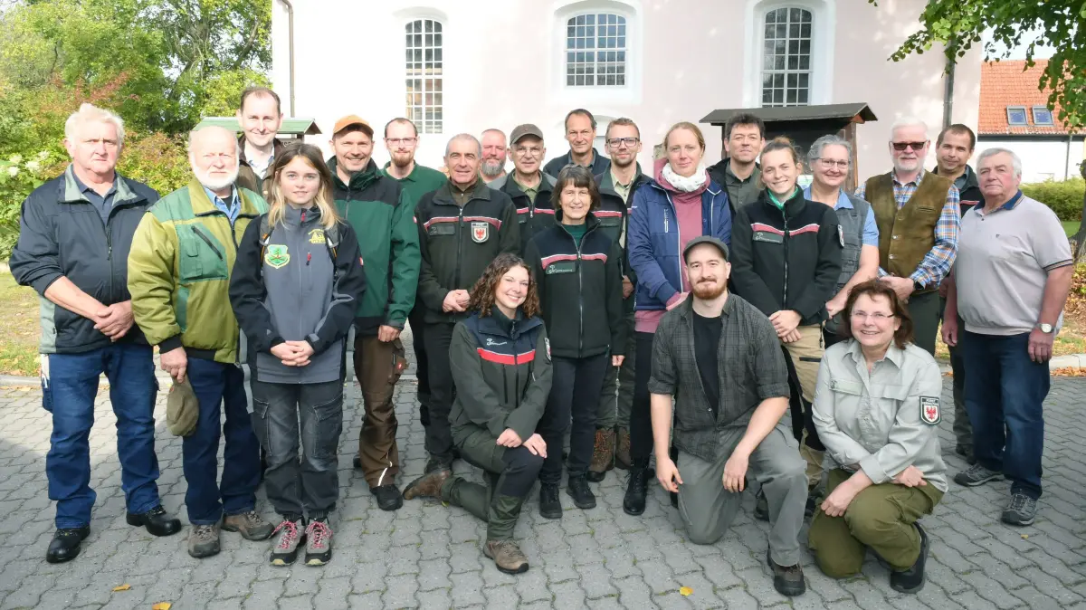 Forschungstage Deutscher Wald in Döllingen – Das Forschungsinstitut für Bergbaufolgelandschaften aus Finsterwalde und das Forstamt Elbe-Elster haben zu einem Austausch in den Wald eingeladen: Forschungstage Deutscher Wald in Döllingen – Das Forschungsinstitut für Bergbaufolgelandschaften aus Finsterwalde und das Forstamt Elbe-Elster haben zu einem Austausch in den Wald eingeladen
- Die Kirche in Döllingen war zentraler Treffpunkt einer Fachexkursion, zu der das Forstamt Elbe-Elster gemeinsam mit dem Forschungsinstitut für Bergbaufolgelandschaften (FIB) Forstbetriebsgemeinschaften und Waldbesitzer in die angrenzenden Waldgebiete bei Döllingen eingeladen haben