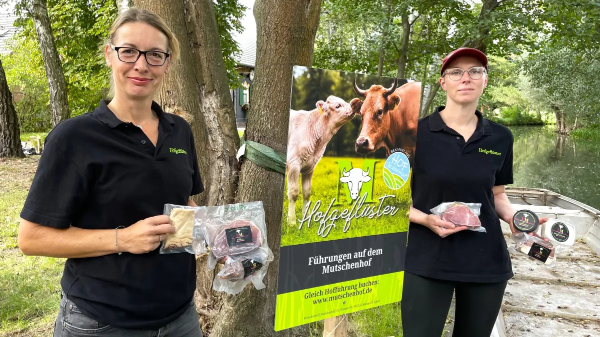 Anja Kilka (rechts) und Mitarbeiterin Bianca Klaue (links) am 16.09.2026 am Fließ vor dem Mutschenhof in Lehde