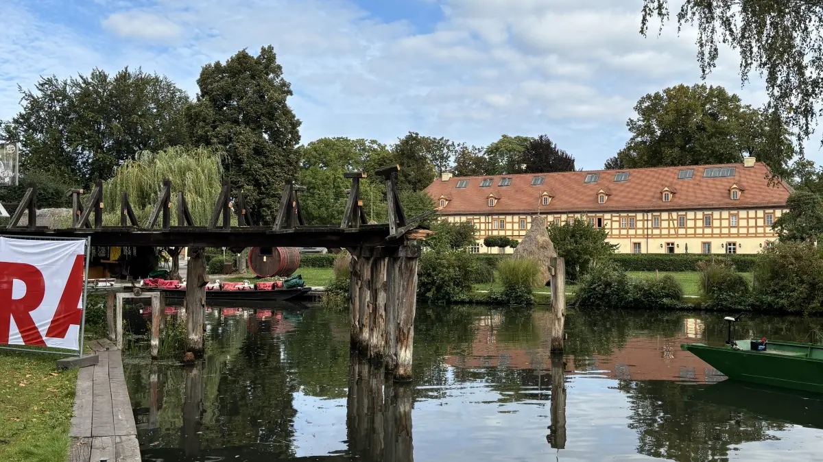 Stufenbrücke am Großen Spreewaldhafen in Lübbenau wird derzeit zurückgebaut. Eine neue Brücke soll entstehen.