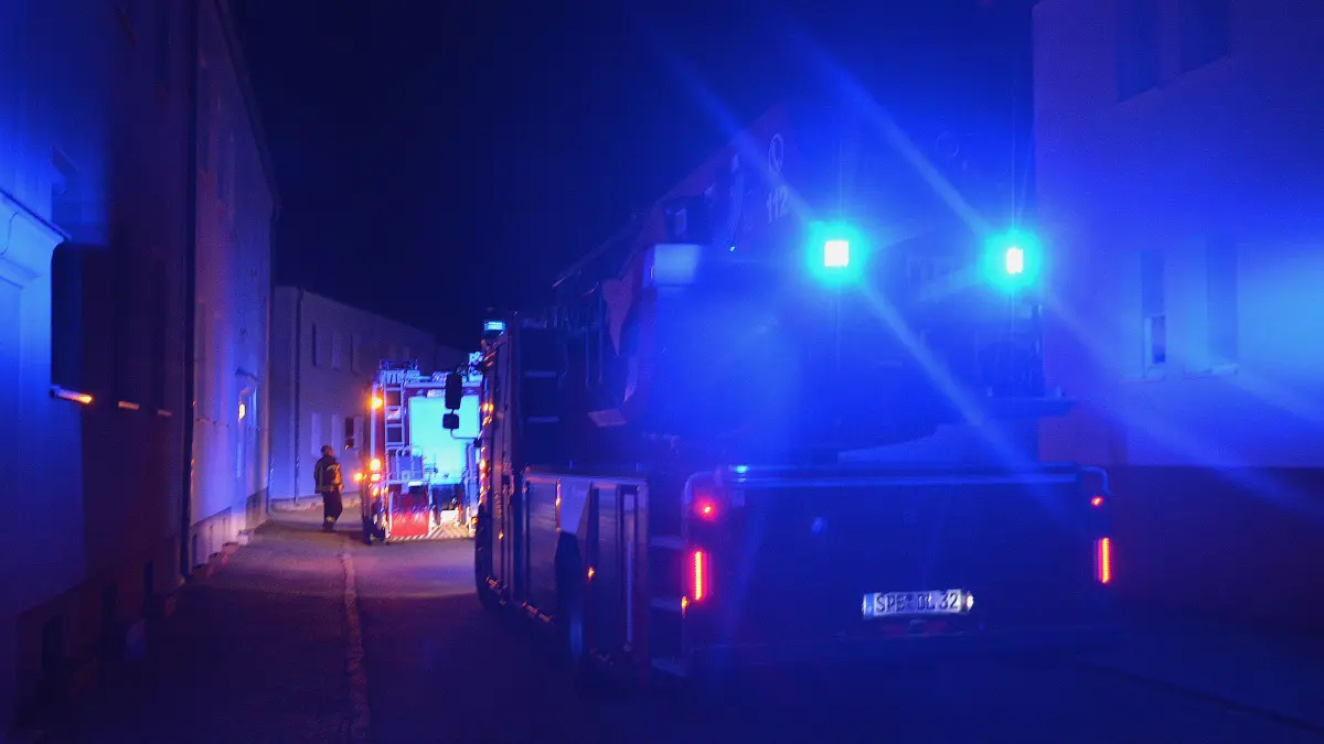 Die Feuerwehr Spremberg-Stadtmitte muss zur Nachtausrücken, weil strenger Brandgeruch über einem Wohngebiet liegt. Der Einsatz ist unnötig. Warum, und welche Folgen hat das?