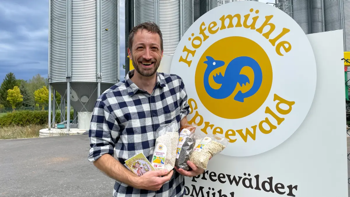 Matthias Kahlert, zuständig für Wertschöpfungskettenkoordination und Regionalvertrieb in der Spreewälder BioMühle GmbH, am 16.09.2026 mit einer Auswahl an Produkten der Marke "Höfemühle" vor den Getreidesilos in Kolkwitz
