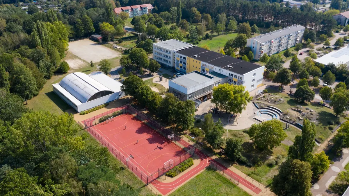Blick auf den Bildungscampus in Boxberg. Zwischen Turnhalle und Grundschule soll die neue Kita entstehen.