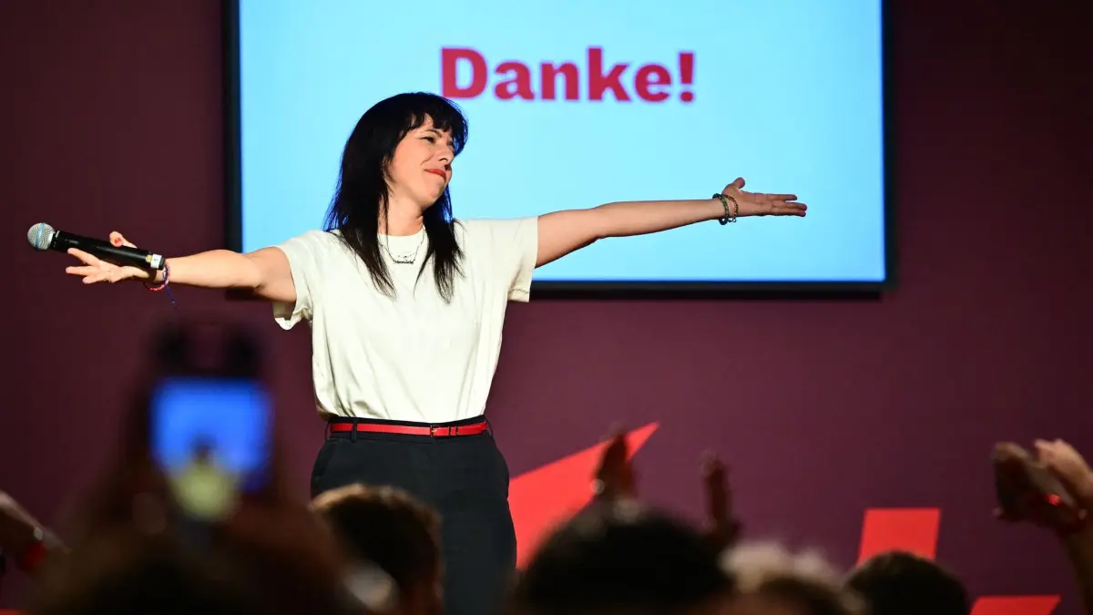 Abgeordnetenhaus-Wahl Berlin - Wahlparty Die Linke: Elif Eralp (Die Linke), Spitzenkandidatin und stellvertretende Vorsitzende der Linksfraktion, spricht auf einer Wahlparty der Berliner Linken im Festsaal Kreuzberg zu Anhängern und Parteimitgliedern. Am Sonntag (20.09.2026) fand in Berlin die Wahl zum Abgeordnetenhaus statt. (zu dpa: «dpa-Morgenlage - 21. September 2026»)