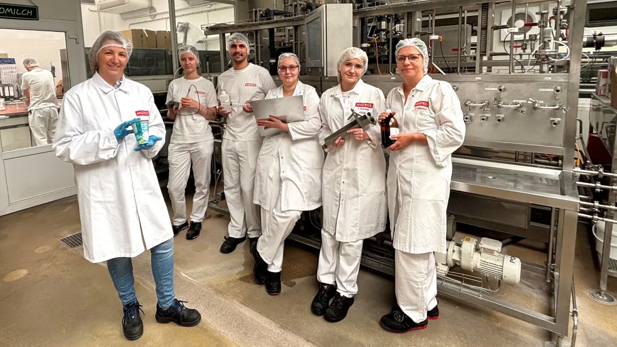 Franziska Reuß (l.), Personalleiterin bei der ODW Fischprodukte GmbH in Elsterwerda, im Labor mit ehemaligen und aktuellen Auszubildenden (ab 2. v. l.): Annina Herrchen, Lukas Hanisch, Janin Meyer, Lilli Schröter und Laborleiterin Silvana Hahndorf.