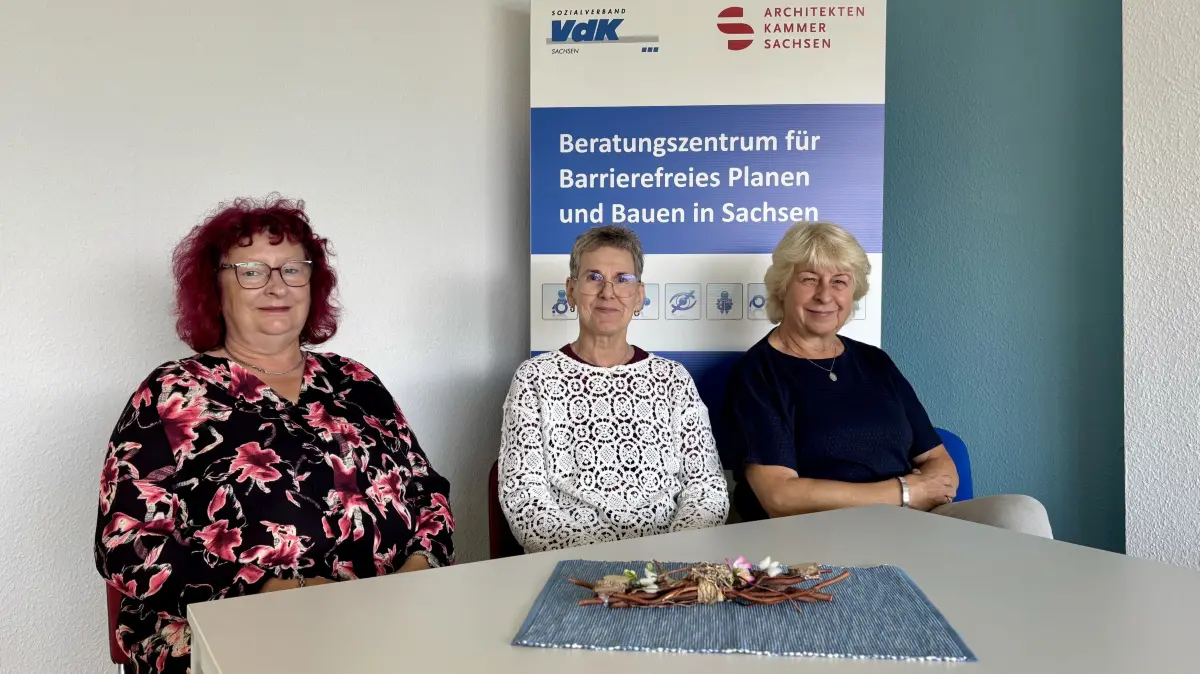 Manuela Wilhelms, Kerstin Reckusch und Christiane Dommaschk (v.l.n.r.) stehen Menschen beim VdK-Ortsverband Weißwasser mit Rat und Tat zur Seite.