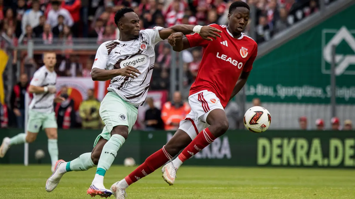 2. BL - 2026/2027 - Sp. 6 - FC Energie Cottbus gegen FC St. Pauli: Cottbus, Deutschland 20. September 2026: 2. BL - 2026/2027 - Sp. 6 - FC Energie Cottbus gegen FC St. Pauli Im Bild: v.l. im Zweikampf Abdoulie Ceesay St. Pauli und King Manu Energie Cottbus /// DFL / DFB regulations prohibit any use of photographs as image sequences and/or quasi-video. /// LEAG Energie Stadion Brandenburg *** Cottbus, Germany, September 20, 2026, 2nd Bundesliga 20262027, Matchday 6: FC Energie Cottbus vs. FC St. Pauli. Pictured from left in a tackle: Abdoulie Ceesay St. Pauli and King Manu Energie Cottbus. DFL and DFB regulations prohibit any use of photographs as image sequences and/or quasi video. LEAG Energie Stadium Brandenburg Copyright: xFotostandx/xWeilandx