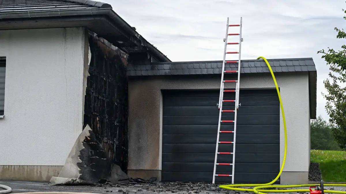 Brand bei Löbau: Einsatzkräfte der Feuerwehr mussten ein Feuer löschen, das von einer Mülltonne auf ein Haus übergegriffen hatte.
