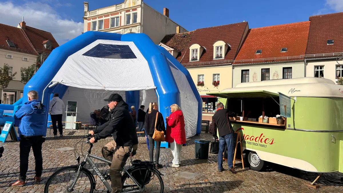 Gemeinsam mit den Senftenbergern hat die LR auf dem Markt ihren 80. Geburtstag gefeiert.