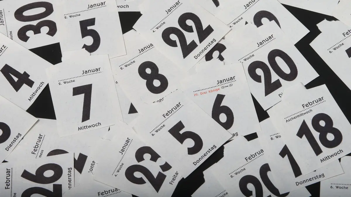 Kalenderblätter: ILLUSTRATION - Kalenderblätter eines Abrisskalenders, aufgenommen am 05.03.2015 in Magdeburg (Sachsen-Anhalt). Foto\ Jens Wolf/dpa (zu dpa: «Was geschah am 4. Oktober?»)