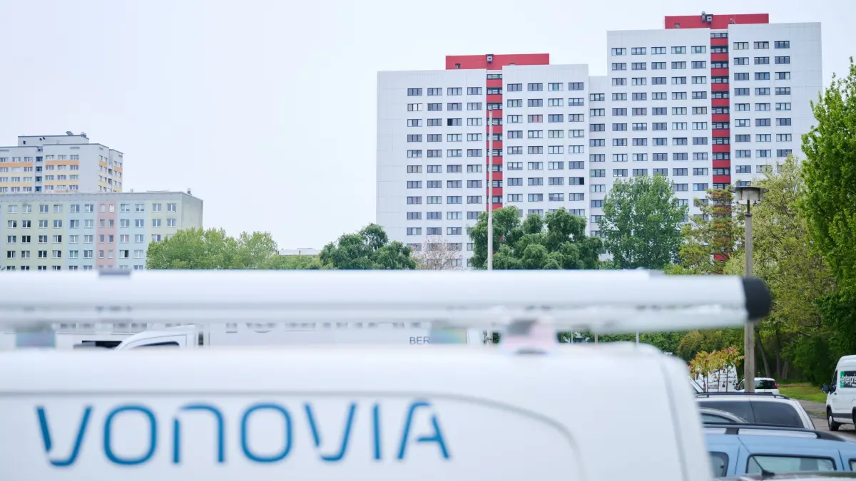 Vonovia-Wohnungen in Berlin: «Vonovia» steht auf einem Van, der vor einem Haus von Vonovia an der Coppistraße nahe der Frankfurter Allee steht. (zu dpa: «Vonovia-Aktie unter Druck»)