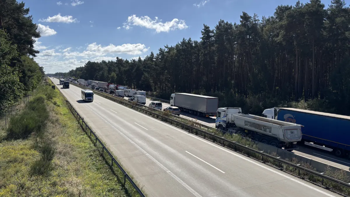 Zähfließender Verkehr auf der A13 zwischen den Anschlussstellen Freiwalde und Duben vor dem Dreieck Spreewald.