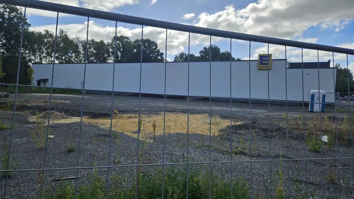Auf dieser Fläche Am Ankerglasplatz neben Edeka in Bernsdorf soll ein neuer Verbrauchermarkt entstehen. Als möglicher Mieter ist Aldi Nord im Gespräch.