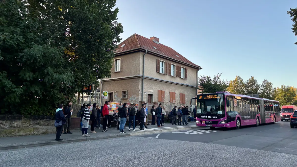 Keine Direktzüge zwischen Cottbus und Berlin für zwei Wochen Ende September 2026. Hier die Haltestelle für den Schienenersatzverkehr in Königs Wusterhausen.