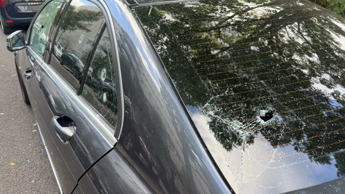 Vandalismus in Dresden: Mehr als 30 Autos wurden über Nacht stark beschädigt.