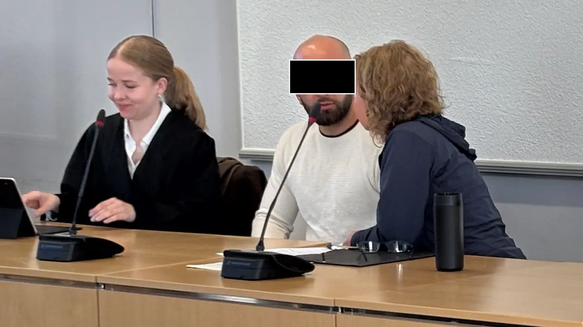 Landgericht Cottbus: Der Angeklagte (M.) sitzt zwischen seiner Anwältin und einer Dolmetscherin. Im März 2026 soll er sich eine wilde Verfolgungsjagd mit der Polizei geliefert haben. Vermutlich wegen dem, was in seinem Auto war.
