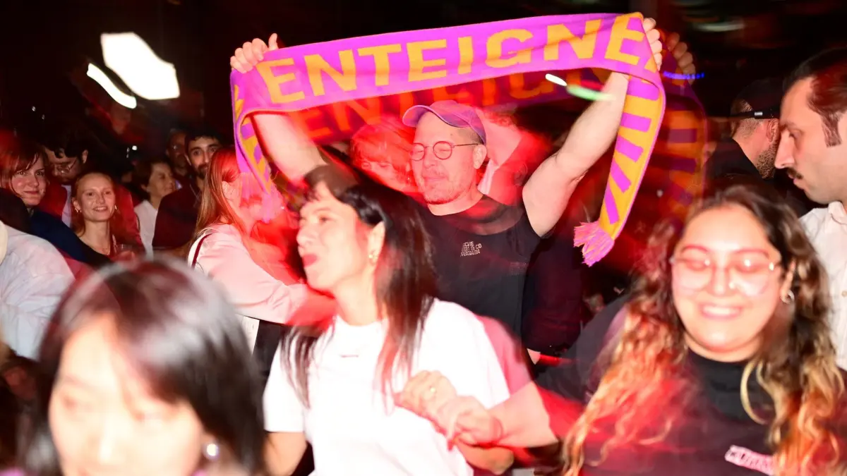Abgeordnetenhaus-Wahl Berlin - Wahlparty Die Linke: Ein Anhänger hält bei der Wahlparty der Berliner Linken im Festsaal Kreuzberg einen Schal mit der Aufschrift "ENTEIGNEN" in die Höhe, während Elif Eralp (Die Linke), Spitzenkandidatin und stellvertretende Vorsitzende der Linksfraktion (M), tanzt. Am Sonntag (20.09.2026) fand in Berlin die Wahl zum Abgeordnetenhaus statt. (zu dpa: «Kann der Bund Vergesellschaftungen wirksam verbieten?»)