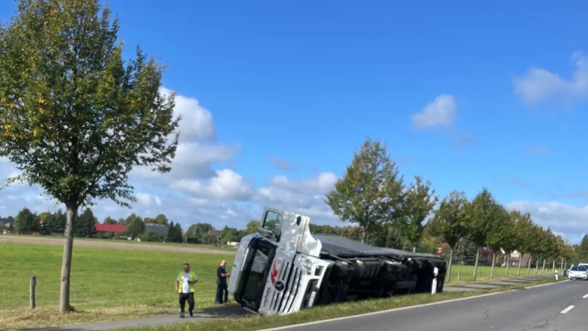 Ein Lkw mit Anhänger verließ die B96 in Richtung Fahrradweg