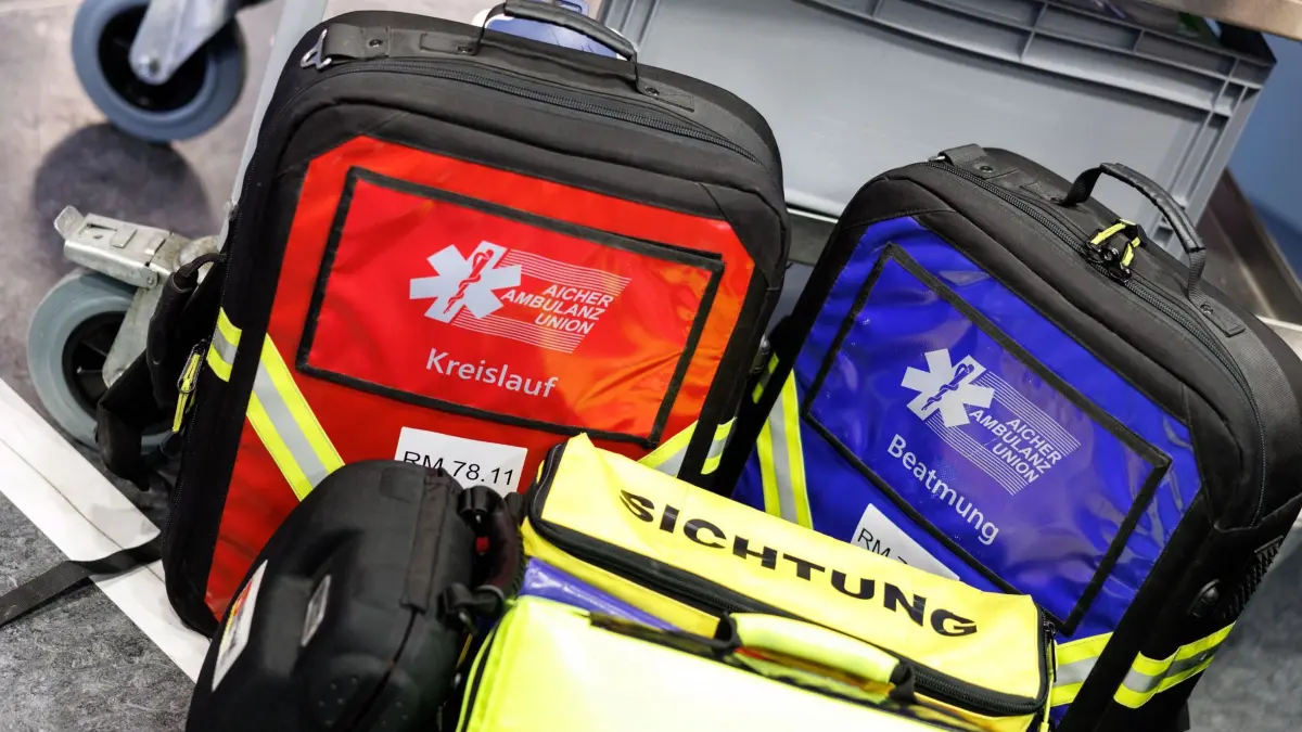 Oktoberfest - Vorstellung Sanitätsdienst: ARCHIV - 15.09.2025, Bayern, München: Rucksäcke mit der Aufschrift „Kreislauf“ und „Beatmung“ sind auf der Wiesn-Sanitätsstation der Aicher Ambulanz Union bei einer Führung im Anschluss an eine Pressekonferenz zum Sanitätsdienst auf dem Oktoberfest zu sehen. (zu dpa: «Gelungene Wiederbelebung: Kellnerinnen retten Wiesnbesucher») Foto: Matthias Balk/dpa +++ dpa-Bildfunk +++
