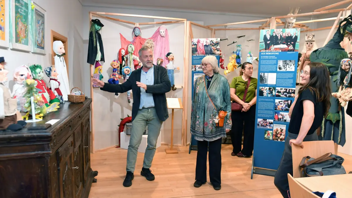 Langer Tag und lange Nacht der Puppenspieler beim 28. Internationalen Puppentheaterfestival im Elbe- Elster Land: Langer Tag und lange Nacht der Puppenspieler beim 28. Internationalen Puppentheaterfestival im Elbe- Elster Land
- Historiker Ralf Uschner führt durch die Sonderausstellung der leidenschaftlichen Puppenspielerin Karin Heym