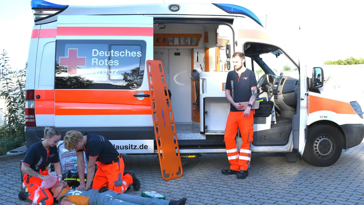 Die ehrenamtlichen Lebensretter des DRK Spremberg helfen als Sanitäter bei Volksfesten und Konzerten vielen Menschen in der Not. Jetzt brauchen sie selbst Hilfe.