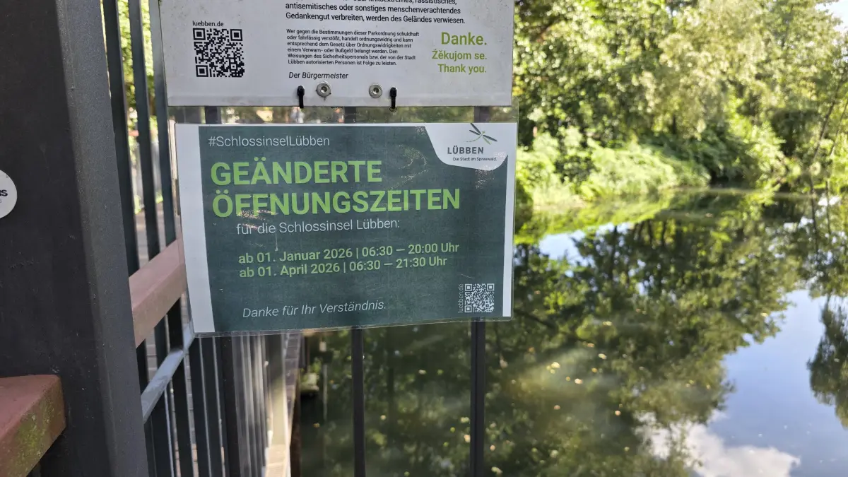 Die Schlossinsel ist vom 1. April bis 30. September täglich von 6.30 Uhr bis 21.30 Uhr, aber dem 1. Oktober dann bis 20 Uhr. Dass Jugendliche sich außerhalb der Öffnungszeiten Zutritt zur Schlossinsel verschaffen, ist der Polizei nicht bekannt.
