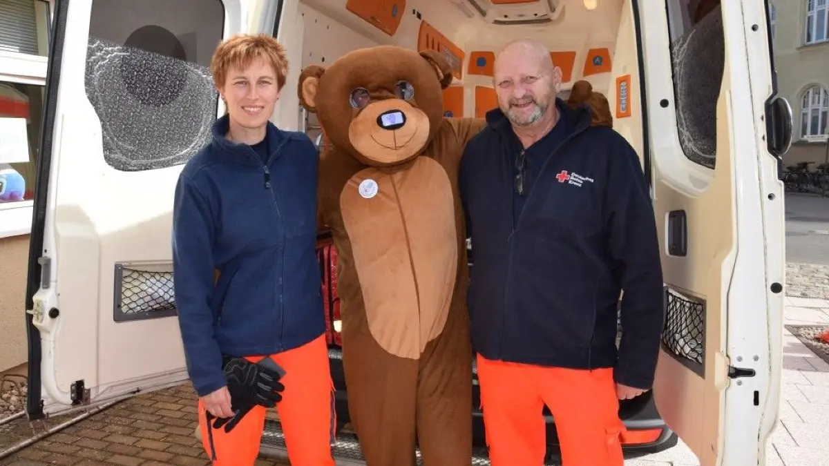 Frank Gölitzer und Marina Pusch vom Deutschen Roten Kreuz zeigen den Kindern, wie Patienten in einem Rettungswagen behandelt werden. Vom 23. bis 25. September öffnet die Teddy-Klinik am Diakoniekrankenhaus Naëmi Wilke ihre Praxisräume. Erwartet werden rund 400 deutsche und polnische Vorschulkinder aus der Region, die ihre Plüschtiere zur Behandlung bringen.