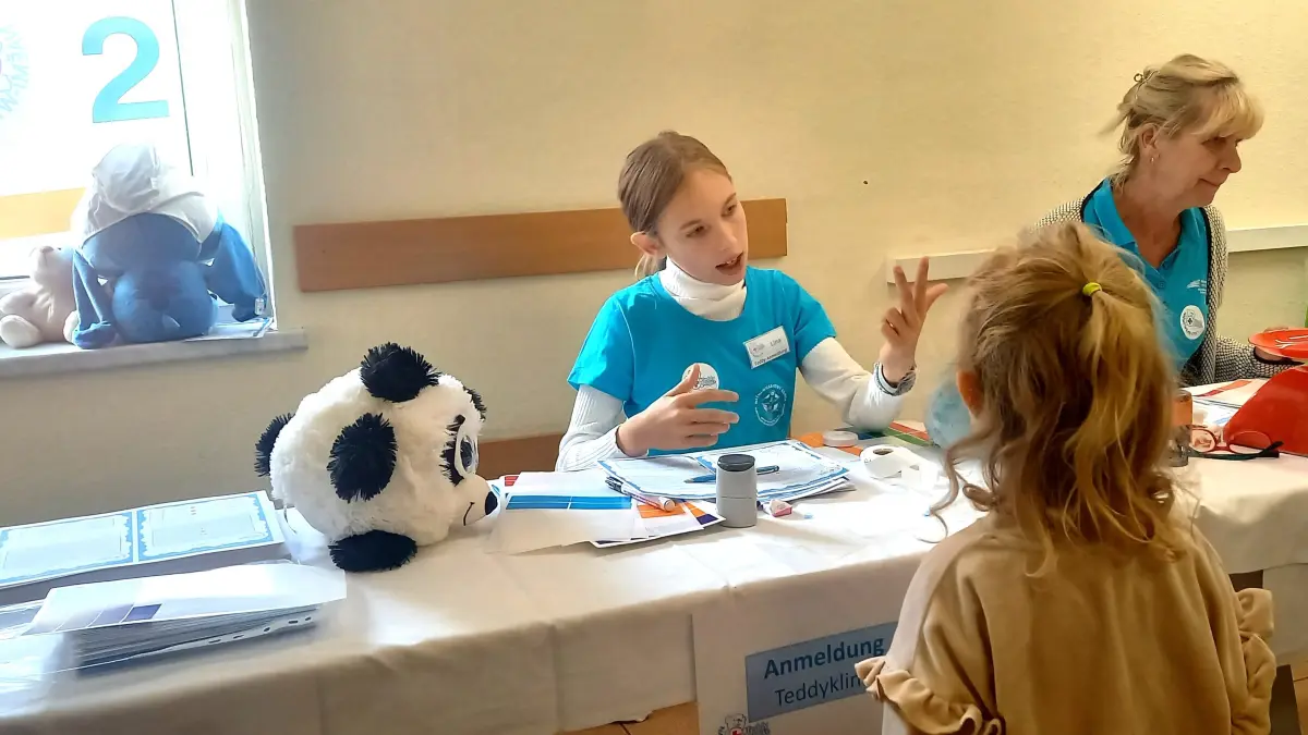 Lina, 11 Jahre alt, kümmert sich um die Anmeldung der Plüschtiere in der Teddy-Klinik. Vom 23. bis 25. September öffnet die Teddy-Klinik am Diakoniekrankenhaus Naëmi Wilke ihre Praxisräume. Erwartet werden rund 400 deutsche und polnische Vorschulkinder aus der Region, die ihre Plüschtiere zur Behandlung bringen.
