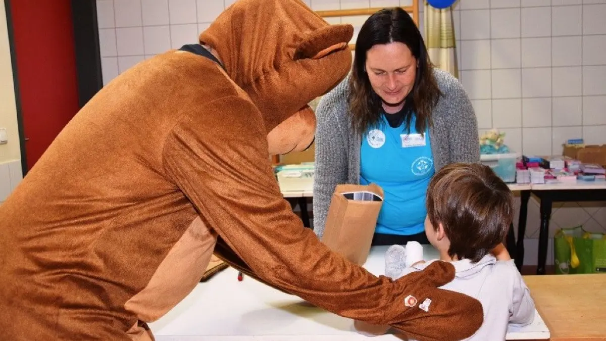 Vom 23. bis 25. September öffnet die Teddy-Klinik am Diakoniekrankenhaus Naëmi Wilke ihre Praxisräume. Erwartet werden rund 400 deutsche und polnische Vorschulkinder aus der Region, die ihre Plüschtiere zur Behandlung bringen. An den drei Tagen sind 14 Schülerinnen, Schüler und Studierende im Einsatz, dazu fünf Pflegekräfte, drei Mitarbeitende aus der Verwaltung und ein Techniker, der sich um die Röntgenanlage kümmert.
