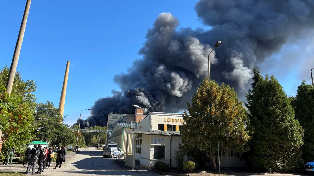 Brand in Weißwasser: Schwarze Rauchschwaden ziehen über die Stadt.