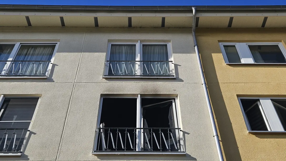 Zerbrochenes Glas und verrußte Wände: Am Fenster der Brandwohnung im dritten Obergeschoss in der Johann-Sebastian-Bach-Straße in Hoyerswerda hat das Feuer deutliche Spuren hinterlassen.