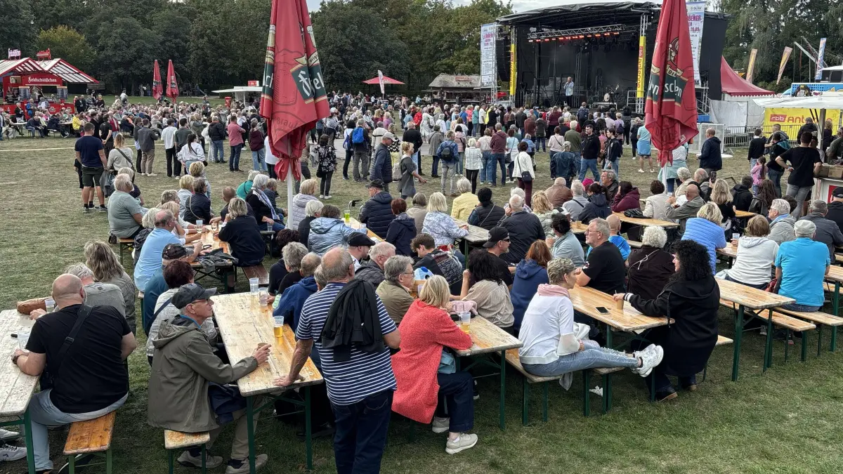 1. Hafenfest in Lübben. Hauptbühne auf der Schlossinsel am 19. September 2026.