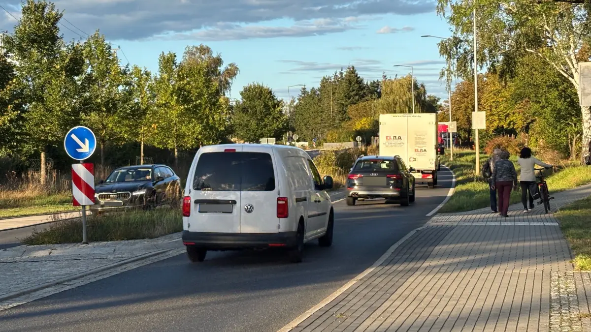 Der Verkehr in der Cottbuser Straße als Sedlitzer Ortsdurchfahrt ist enorm. Manche Autofahrer halten sich dort nicht an das Tempolimit von 50 km/h.