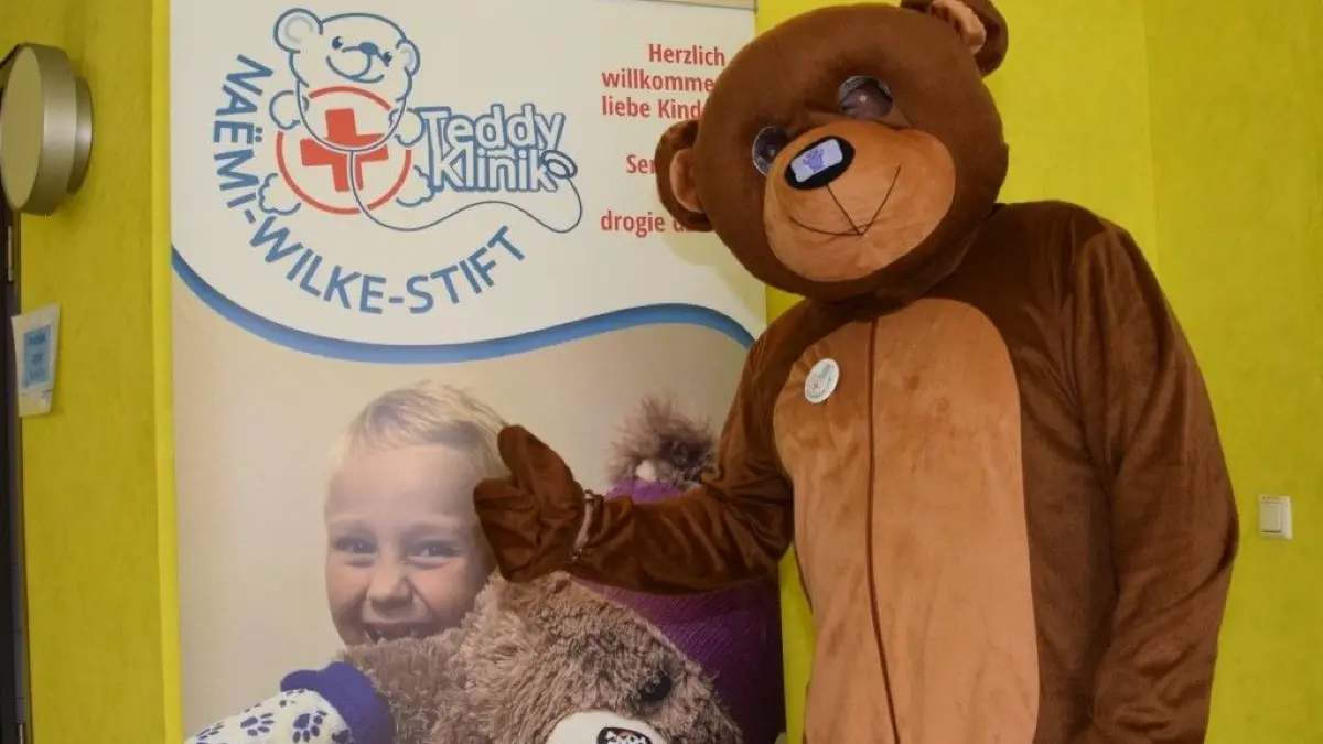 Vom 23. bis 25. September öffnet die Teddy-Klinik am Diakoniekrankenhaus Naëmi Wilke ihre Praxisräume. Erwartet werden rund 400 deutsche und polnische Vorschulkinder aus der Region, die ihre Plüschtiere zur Behandlung bringen. Mitgefördert wird die Veranstaltung von der Euroregion Spree-Neiße-Bober im Rahmen des Projekts „Deutsch-polnischer Gesundheitstag in der Eurostadt Guben-Gubin“, dazu kommen regionale Sponsoren.