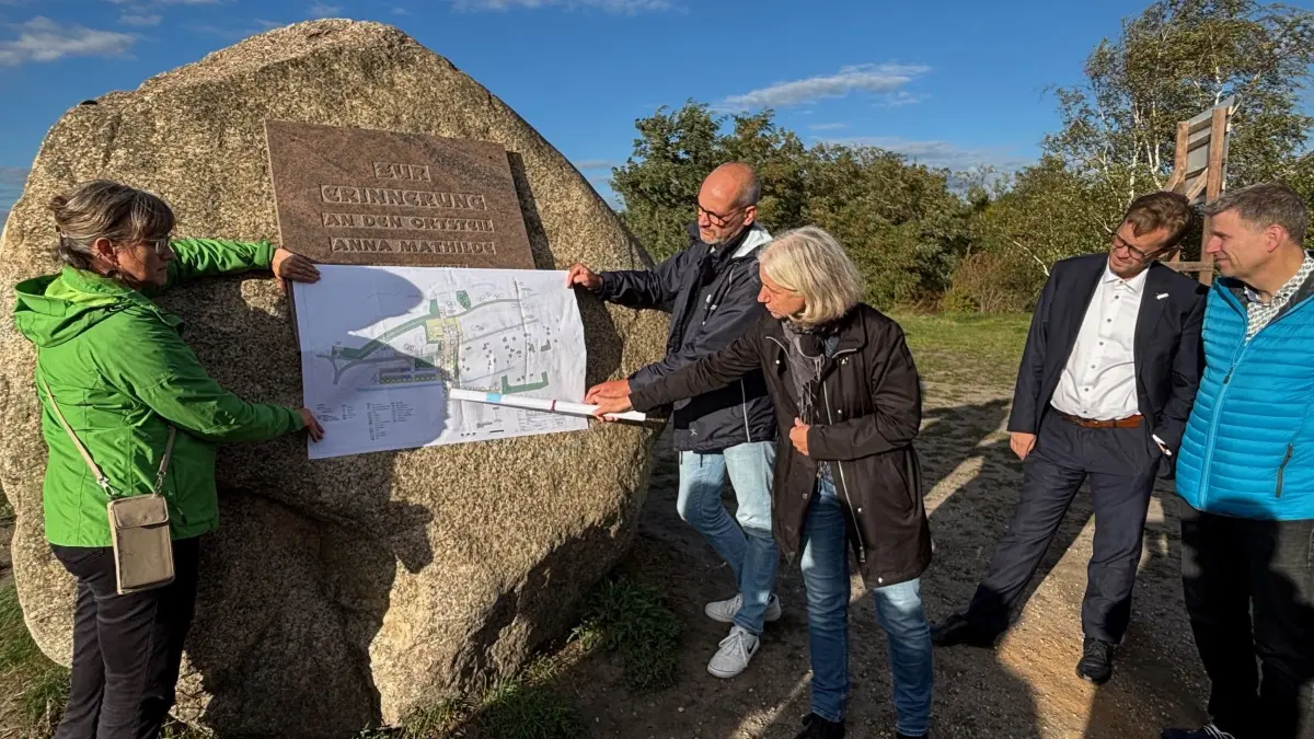 Am Gedenkstein für die abgebaggerte Siedlung Anna-Mathilde sind jetzt den Sedlitzern die Pläne für das Projekt Anna-Mathilde vorgestellt worden. Dabei waren die Planerinnen Anne-Katrin Steiniger (l.) und Astrid Subatzus, LSB-Projektleiter Frank Weinmann (2.v.l.) sowie der Senftenberger Bürgermeister Andreas Pfeiffer (2.v.r.) und sein Stellvertreter Carsten Henkel.