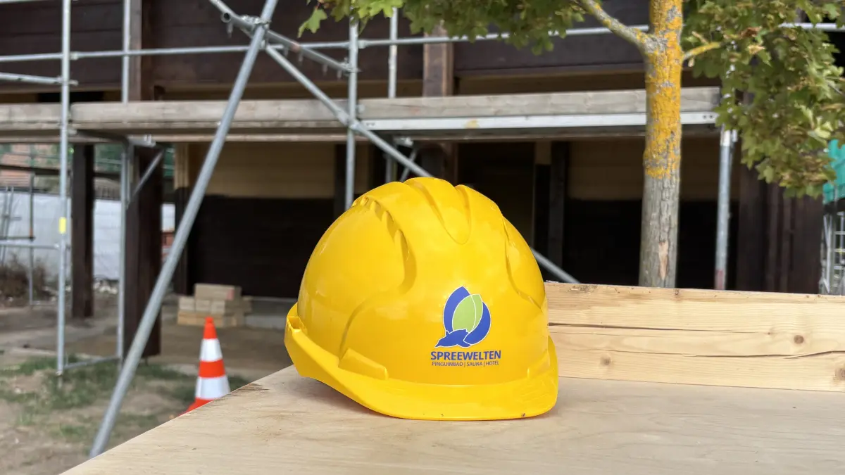 Der Bau der neuen Eventsauna im Saunadorf der Spreewelten schreitet voran. Die räumlichen Dimensionen des Holzbohlenhauses mit einer Länge von 29 Metern sind beeindruckend. Diese Woche wurde nun Richtfest gefeiert.