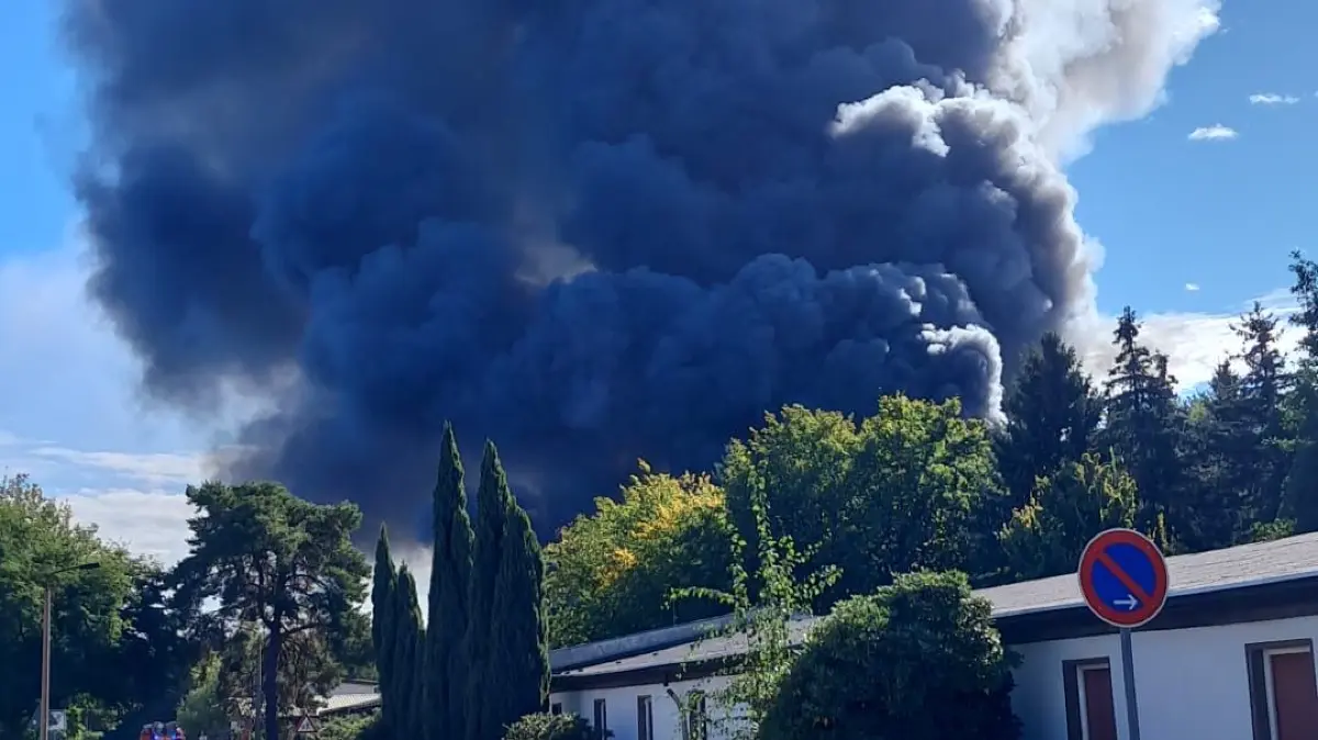 Schwarze Wolken über dem Braunsteichweg in Weißwasser. Die Anwohner reagieren mit Entsetzen, die Feuerwehr mit einem Großaufgebot von Kameraden und Technik. Es brennt im Sägewerk in Weißwasser.