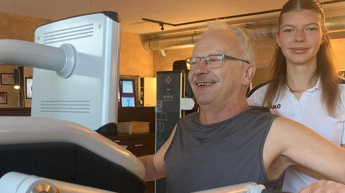 Hartmut W. trainiert im Rahmen des Projektes Biologisches Alter im Gesundheitsstudio Sano in Finsterwalde. Unterstützt wird er unter anderem von der Bewegungstherapeutin Mira Tietz. Welche Ziele das Projekt verfolgt.