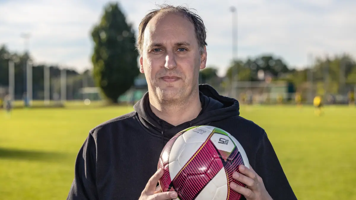 Martin Hagemeister-Kühn: Martin Hagemeister-Kühn steht im Stadion von Wacker Ströbitz. Hagemeister-Kühn will im Oktober zum Präsidenten des Fußßball Landesverbandes Brandenburg (FLB) gewählt werden.