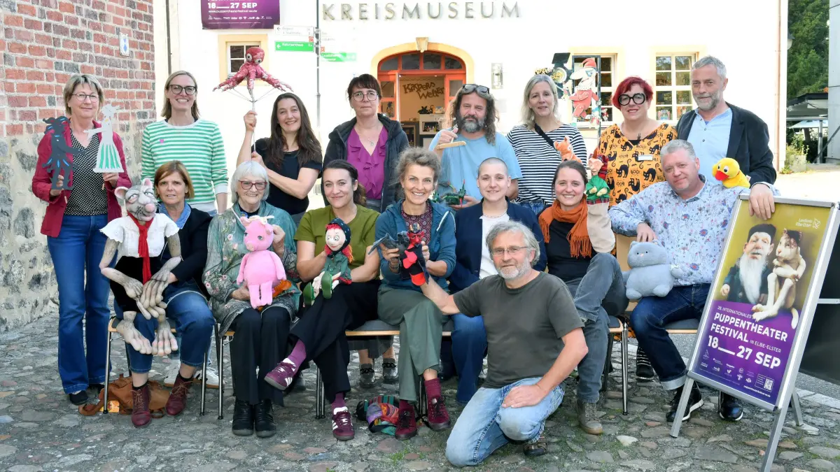 Langer Tag und lange Nacht der Puppenspieler beim 28. Internationalen Puppentheaterfestival im Elbe- Elster Land: Langer Tag und lange Nacht der Puppenspieler beim 28. Internationalen Puppentheaterfestival im Elbe- Elster Land
- Was kaum ein Außenstehender weiß, hinter den Kulissen gibt es ein Treffen, bei dem die Puppenspieler selber zu Beobachtern werden. Die Lange Nacht der Puppenspieler!