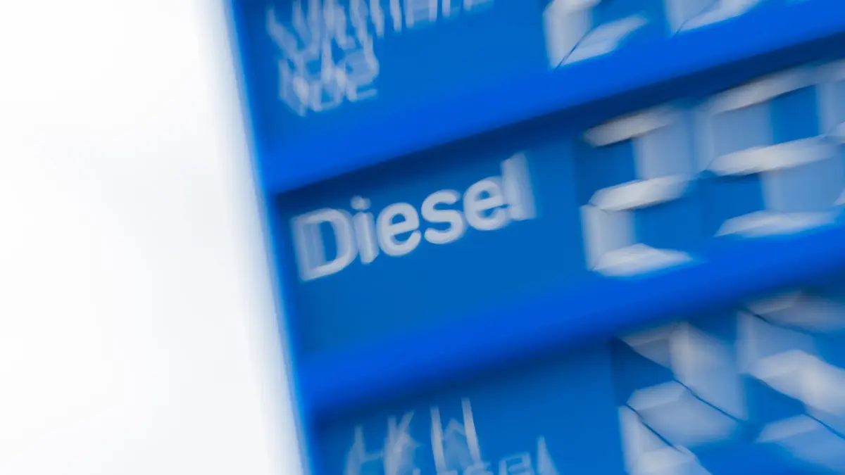Kraftstoffpreise: Die aktuellen Kraftstoffpreise werden an der Anzeigetafel einer Tankstelle angezeigt. (zu dpa: «Spritpreise geben nach»)