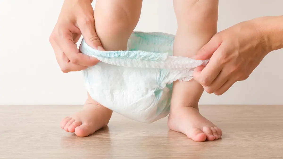 Baby/Kleinkind bekommt eine Windel/wird eine Windel ausgezogen