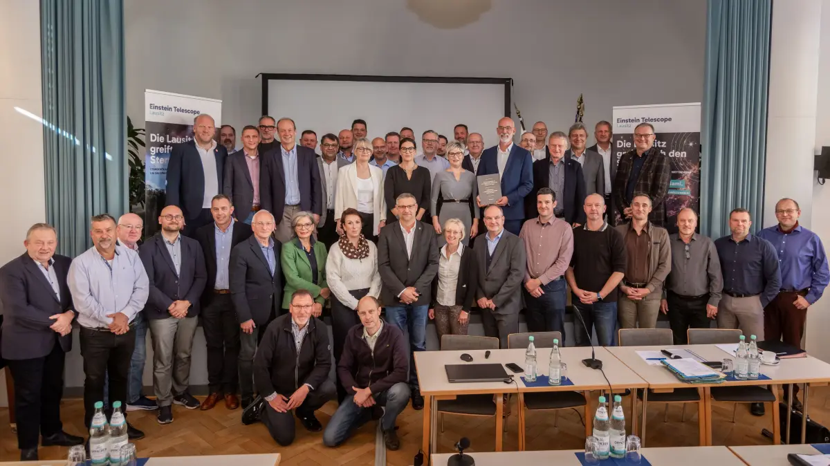 Landkreis und SSG-Kreisverband übergeben das Unterstützungsschreiben an das Projektteam „Einstein Telescope Lausitz“ der Technischen Universität Dresden.