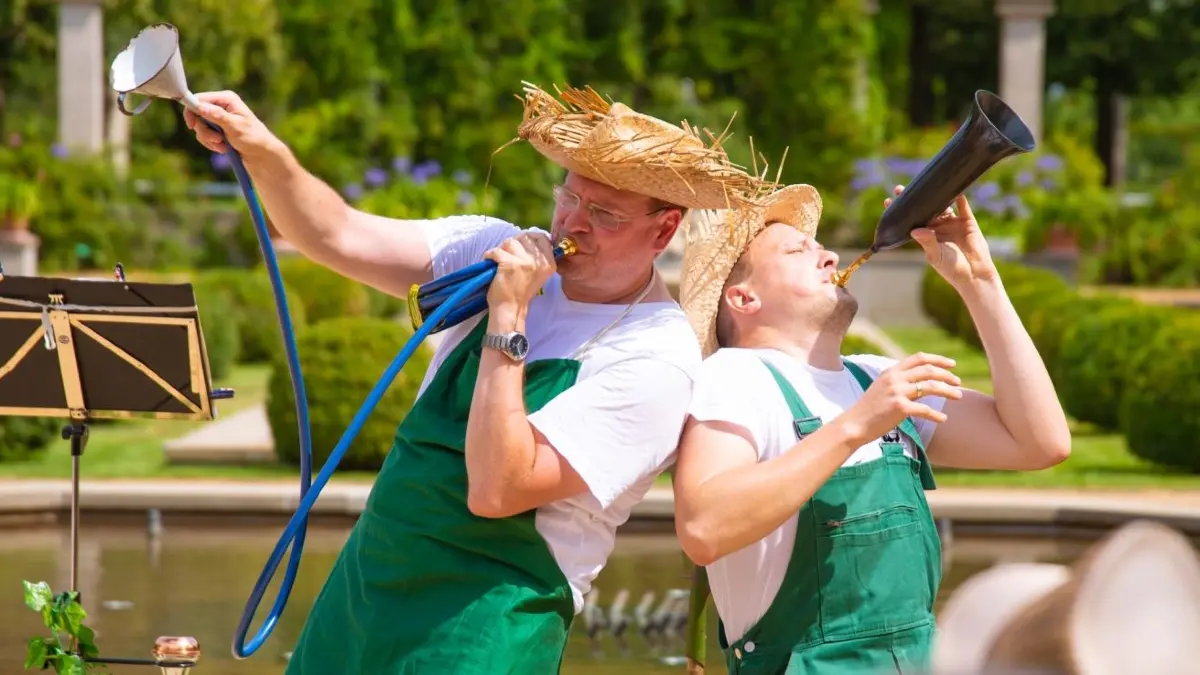 Zum letzten Rosengartensonntag der Saison 2026 in Forst spielt das Ensemble Aufgeweckte Gartenklänge.