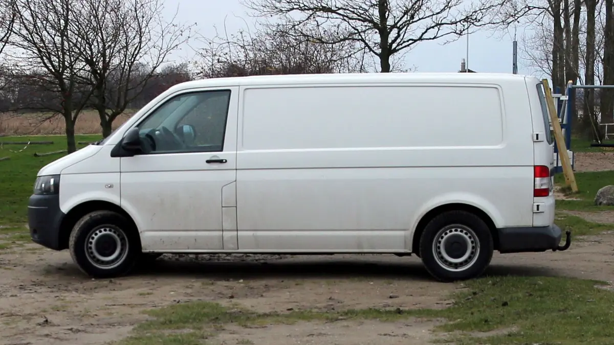 Ein VW-Transporter, das Auto der beiden Angler, die am 10.12.2015 auf die Ostsee hinausfuhren und am Abend nicht zurückgekehrt sind, steht am 11.12.2015 in Boiensdorf (Mecklenburg-Vorpommern). Seenotretter und Wasserschutzpolizei suchen mit Hubschraubern und Booten nach den beiden Vermissten aus Sachsen. Foto: Bernd Wüstneck/dpa (zu «Retter suchen drei Vermisste auf Ostsee - zwei Angler aus Sachsen» vom 11.12.2015) ++ +++ dpa-Bildfunk +++