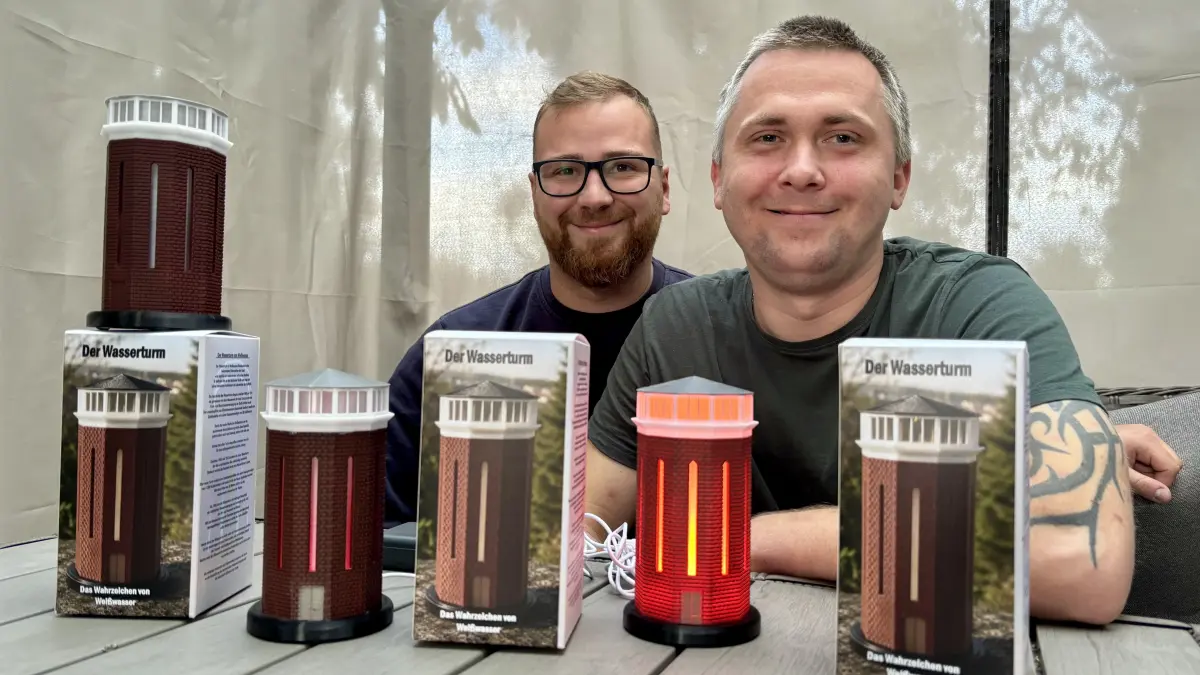Oliver Jerochin und Marcel Schwertle (r.) sind stolz auf ihren Wasserturm aus Weißwasser - ein Stück Heimat zum Verschenken.